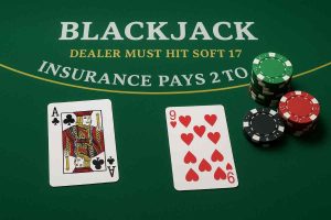 Mesa de Blackjack online com cartas e dealer na plataforma OJWIN